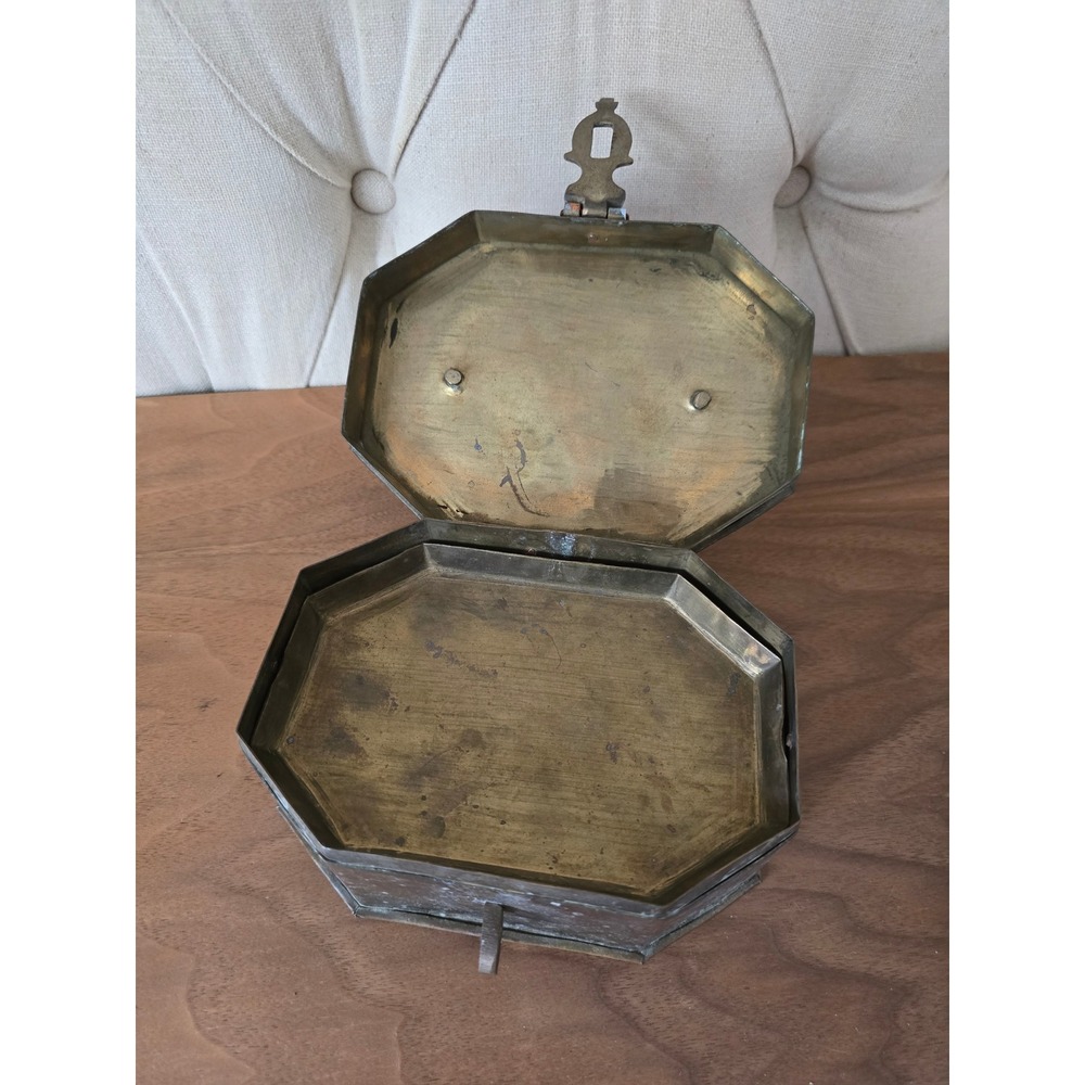 Antique brass octagonal trinket box with handle & latch - Picture 6 of 8